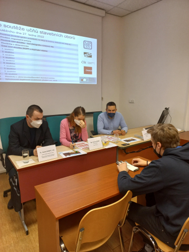 První soutěžící u ústní zkoušky